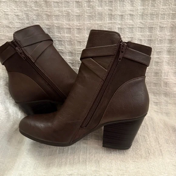 A2 Aerosoles Ankle Boots Invitation Brown Faux Leather Side Zip Heels - Picture 6 of 14